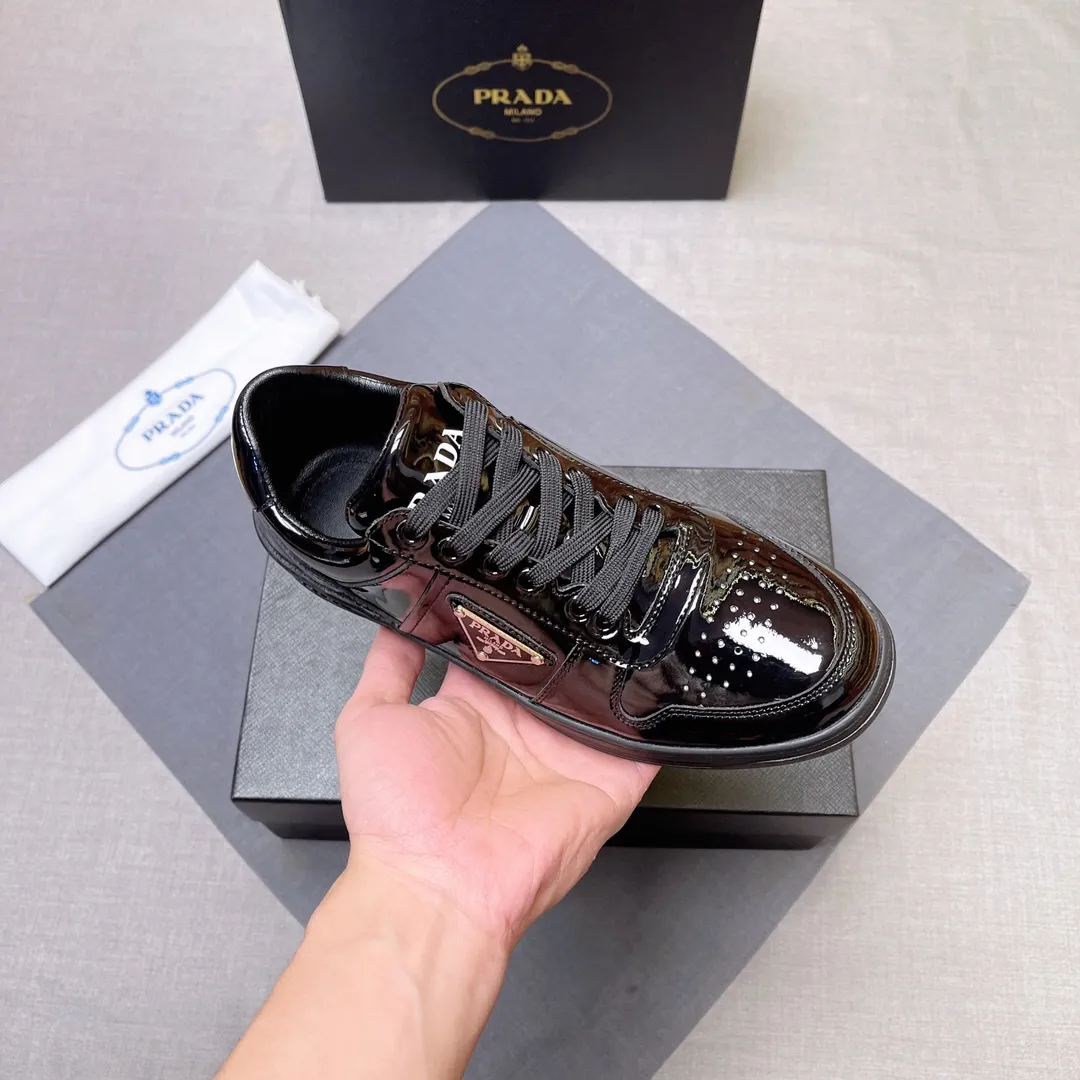 P380 Prada Prada's new men's leather sneakers, the highest version on the market, any comparison is welcome🆚! The original leather has excellent texture and is super high-end! Fetal sheep net lining imported from Italy, removable pad! Luxurious materials and fine workmanship, highly recommended! Code number 38-45 No. 058